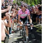 Iván Basso, rodeado de aficionados, durante su ascensión al Mortirolo
