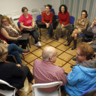 Personas participantes en uno de los talleres del Teléfono de la Esperanza.