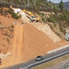 Las máquinas trabajaban ayer en el talud afectado de la A-6 en Montearenas.