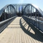 El puente de hierro, ya colocado en su nuevo emplazamiento, espera la inauguración.
