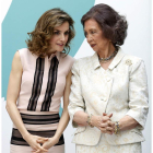 Doña Letizia y la reina Sofía, en un momento de confidencias ayer en la FAD. SERGIO BARRENECHEA