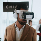 Un usuario con las gafas de realidad virtual de Chiara.