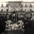Imagen retrospectiva de la talla de la Virgen de la Soledad, en una procesión a la altura de la plaza Mayor. DL