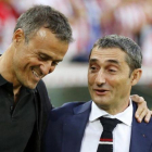 Luis Enrique y Ernesto Valverde, en el Camp Nou.