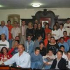 Manuel Do Santos, junto al alcalde de Cistierna y alumnos de la escuela de música