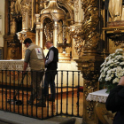 Dos técnicos pasan el georradar por la iglesia.