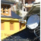 Antena parabólica instalada en una casa de Trabadelo.