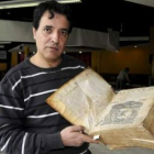 Juan Antonio Régil con el ejemplar.