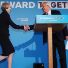 May y el ministro para el 'brexit', David Davis, en la presentación del manifiesto 'tory'.