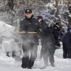 Gendarmes rumanos limpian la nieve en los accesos a una escuela en Bucarest.