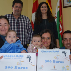 Samuel y Lucía fueron los primeros niños en recibir las ayudas a la natalidad, ayer en Pobladura de Pelayo García.
