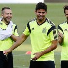 Diego Costa bromea con Alba y Cesc durante el entrenamiento en el Robert F. Kennedy Memorial Stadium de Washington.