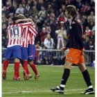 Agüero, Forlán y Simao celebran uno de los goles conseguidos ante el Valencia.