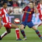 Carlos García (d), disputa un balón con el barcelonista Samuel Eto'o