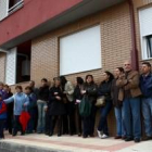 Una parte de los afectados se concentraron delante del edificio