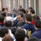 José Luis Rodríguez Zapatero conversa con vecinos del madrileño barrio de Santa Eugenia