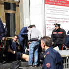 Los servicios de emergencia atienden a un herido.