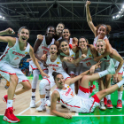 Las jugadoras de la selección española celebran su pase a la final tras derrotar a Serbia. BIZERRA