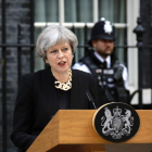 La primera ministra británica Theresa May plantea revisar la estrategia antiterrorista y afirma que el terrorismo no se puede erradicar solo militarmente.
