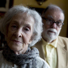 La poeta Ida Vitale, junto a su marido Enrique Fierro, en el 2014 en Barcelona.