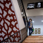 Susana Díaz baja las escaleras de la sede del Partidos Socialista en Sevilla. JULIO MUÑOZ