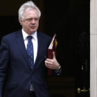 Davis sale de una reunión ministerial en el número 10 de Downing Street, en Londres, el 29 de marzo.