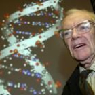 Maurice Wilkins, con la estructura del ADN detrás, explica cuál fue su aportación al descubrimiento