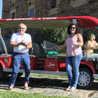 José Luis Prada posaba ayer junto al nuevo Carroviñas eléctrico, ante el Palacio de Canedo. DL