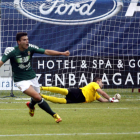 Gonzalo celebra el gol del empate de la Cultural ante el Real Avilés en el estadio asturiano Román Suárez Puerta.