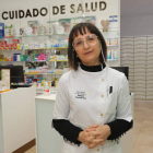 La farmacéutica Raquel Hernández, en la botica que regenta en Ponferrada. L. DE LA MATA