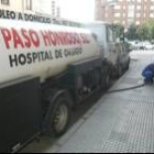 Camión descargando gasóleo en una comunidad de vecinos de León