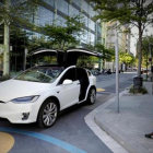 Un coche eléctrico de la marca Tesla en una calle del 22@.