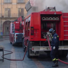 Una dotación de bomberos de León en un incendio en un pub de la Plaza Mayor