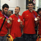 Serge Ibaka, Fernando San Emeterio, Sergio Rodríguez, Víctor Claver, Sergio Llull y José Manuel Calderón posan a su llegada al aeropuerto de Madrid-Barajas.