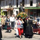 La procesión con San Guillermo recorrió las calles de Cistierna para dirigirse a la ermita.