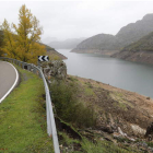 El embalse de Barrios de Luna, al fondo, ya supera su media habitual de estas fechas. RAMIRO