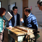Victorina Alonso y Luis Tudanca atienden la explicación de un chocolatero en el Museo.