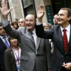 Chirac y Zapatero saludan al público congregado en Gerona para ver pasar a los mandatarios