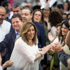 La presidenta de Andalucía y candidata a la Secretaría General del PSOE, Susana Díaz, acompañada por el secretario general del partido en Castilla-La Mancha, Emiliano García-Page, a su llegada a un acto con militantes celebrado hoy en Toledo.