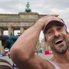 El marchador madrileño frente a la Puerta de Brandenburgo, después de ganar el bronce.