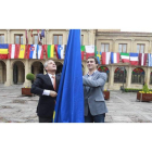 El alcalde de León y el concejal de Juventud, ayer, al izar la bandera de la UE.