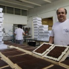 Carlos Lozano en el obrador de tartas congeladas de Santa María del Páramo, el único que existe en la comunidad.