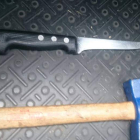 Imagen del martillo y el cuchillo empleados en la reyerta.