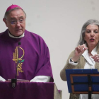 El obispo, Luis Ángel de las Heras, durante la misa con intérprete de lenguaje de signos. J. NOTARIO