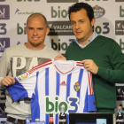 Hume y Eduardo Domínguez, durante el acto de presentación del nuevo ‘10’ de la Deportiva. L. DE LA MATA