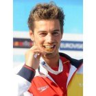 El nadador español Rafael Muñoz con la medalla de oro conseguida en los 50 metros mariposa.
