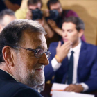 El presidente del Gobierno en funciones y líder del PP, Mariano Rajoy, en la firma del pacto de investidura con el jefe de Ciudadanos, Albert Rivera.