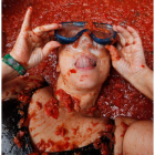 Los participantes en la fiesta se pudieron bañar en un caldo de tomate. MIGUEL ÁNGEL POLO