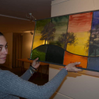 Silvia Marcos muestra una de las vidrieras que expone desde hoy en Santa María. MEDINA