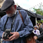 Numerosos leoneses han acudido al entorno de Botines con ropajes del siglo XIX para ambientar la feria. FERNÁNDEZ ZARDÓN